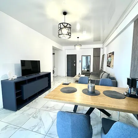 Sea View & Pool In شقة 3*