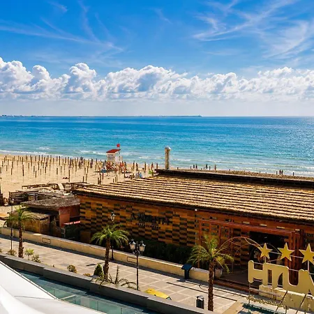 Sea View & Pool In 3* Navodari