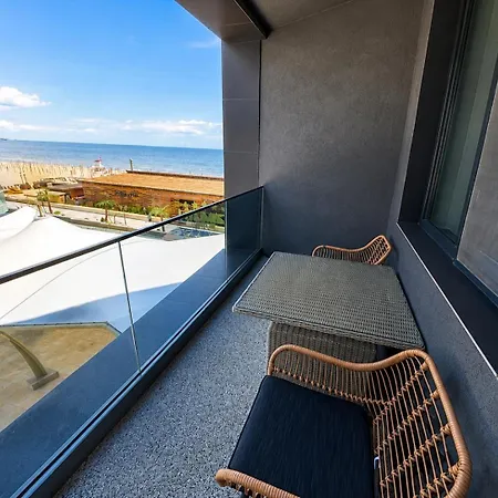 Sea View & Pool In شقة